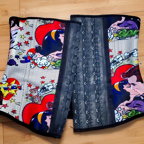 Shape Waist, Waist trainer size medium good used condition, fun print,3 row hook - Picture 1 of 3